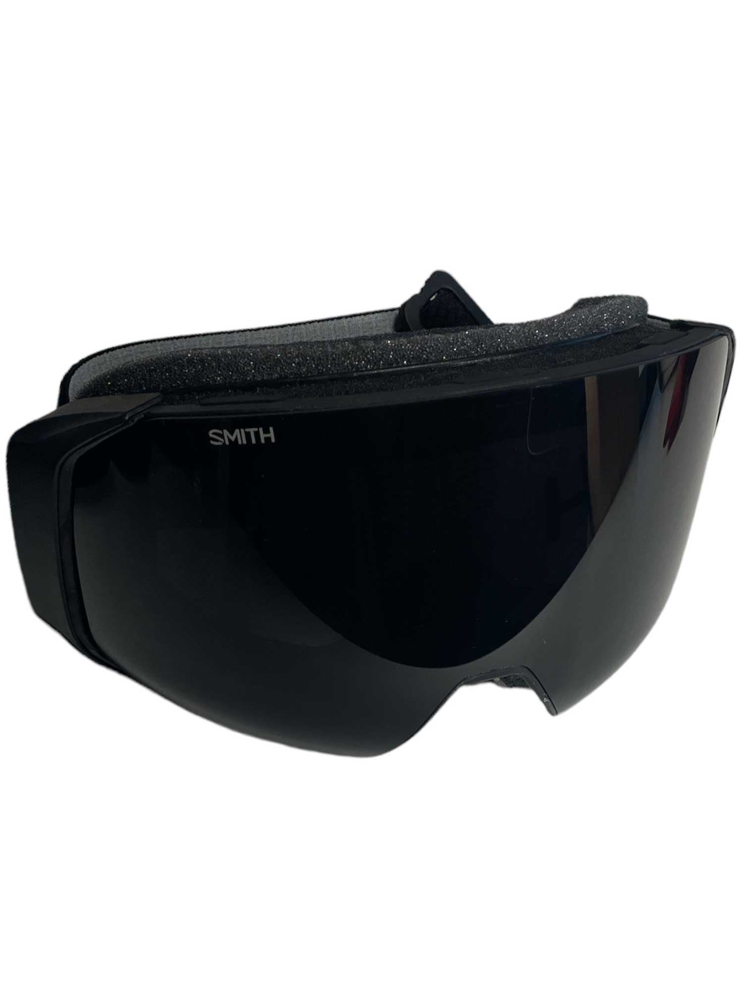 The Smith 4D Mag S Snow Goggle in black features wide, curved ChromaPop lenses and foam-edged padding for comfort.