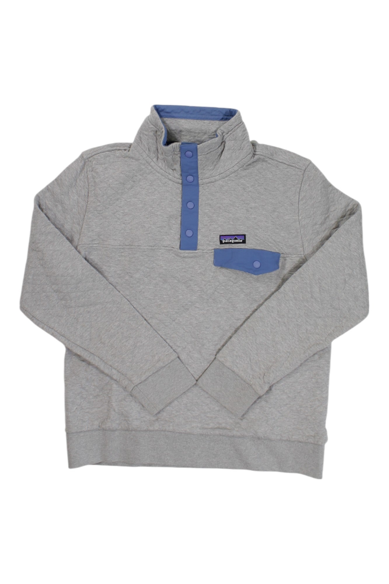 The Patagonia Womens Organic Cotton Quilt Snap-T Pullover features a light gray quilted design, high collar, blue placket snaps, matching blue chest snap pocket, and brand logo above the pocket—a classic choice for women's outdoor wear.