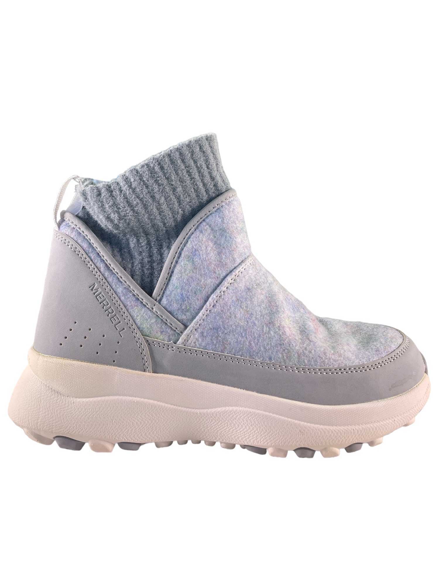 The Merrell Women's Cloud Renew Bluff Boot is a light gray slip-on with cushioned comfort, recycled polyester upper, sock-like collar, textured sole, and the Merrell logo on the side for a casual sporty look.