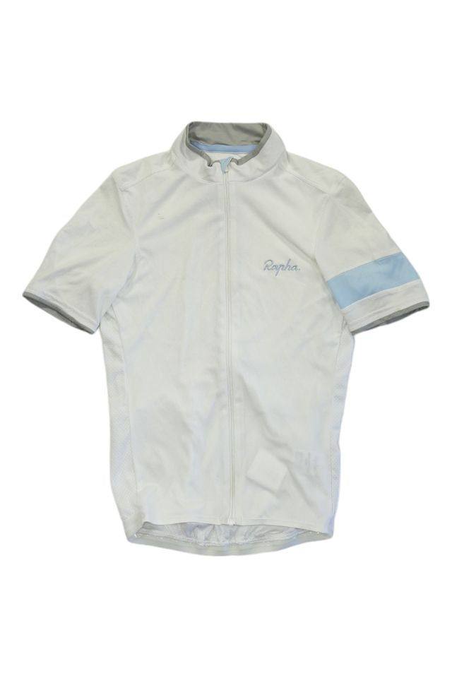 The Rapha Mens Super Lightweight Jersey is a light gray, short-sleeve cycling top featuring a front zipper, gray collar and cuffs, a light blue stripe on the left sleeve, and "Rapha" embroidered on the chest.