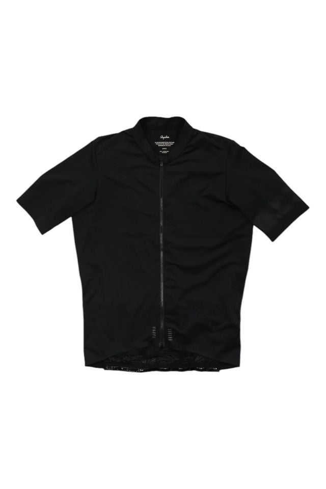 The Mens Pro Team Midweight Short Sleeve Jersey is a black men’s cycling jersey with a front zipper, collar, and extended back hem—designed for performance like the Rapha Pro Team.