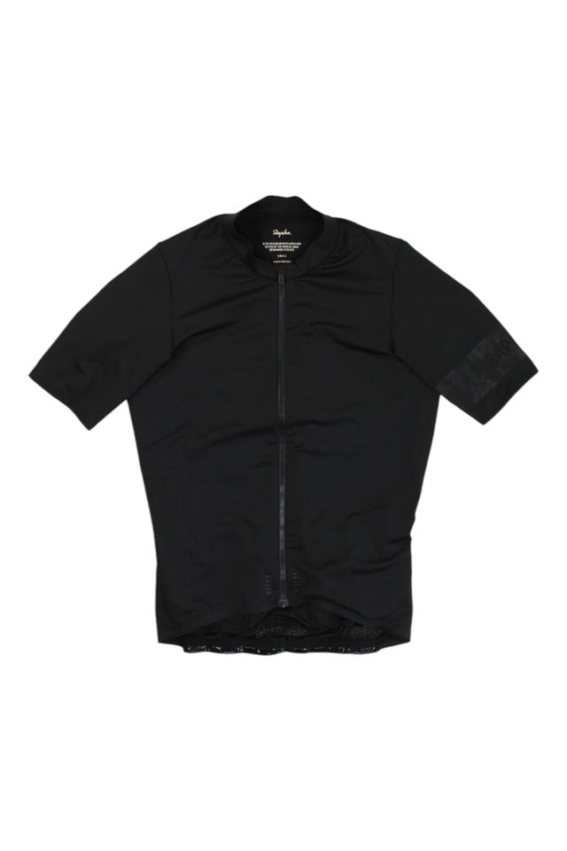 The Mens Pro Team Midweight Short Sleeve Jersey in black features a full front zipper and streamlined design. This men’s cycling jersey is shown laid flat on a white background.