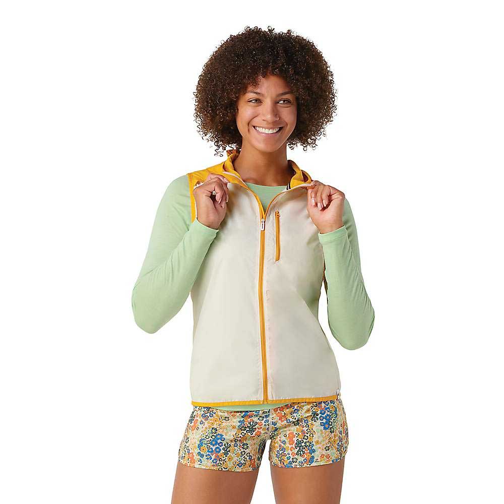 Women’s ultralight vest with full-zip front, light body and yellow trim, hooded design