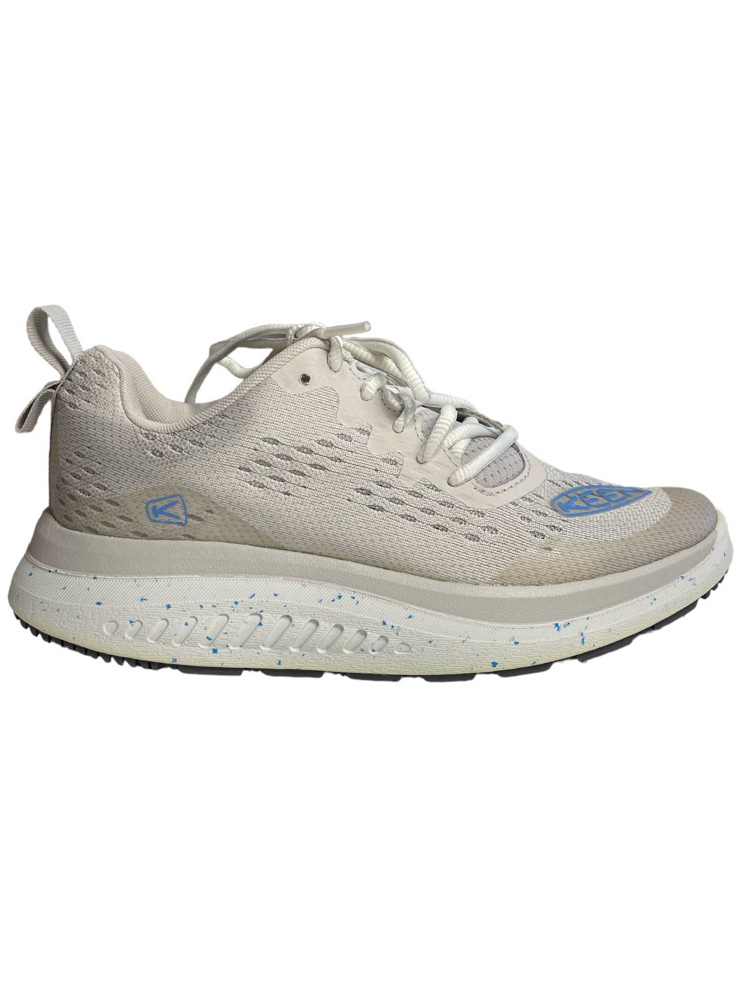 The KEEN Womens WK400 Shoe features a light grey mesh upper, white laces, a speckled white midsole, black outsole, and light blue accents on the side and toe.