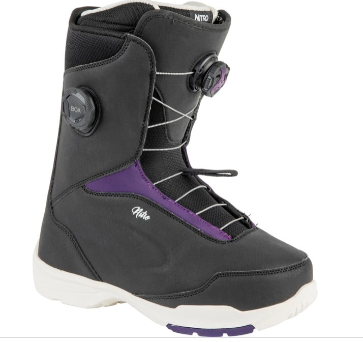 The Nitro Scala BOA Boots '24 are black and purple snowboard boots with a white sole, featuring the BOA closure system and the Nitro logo on the side.
