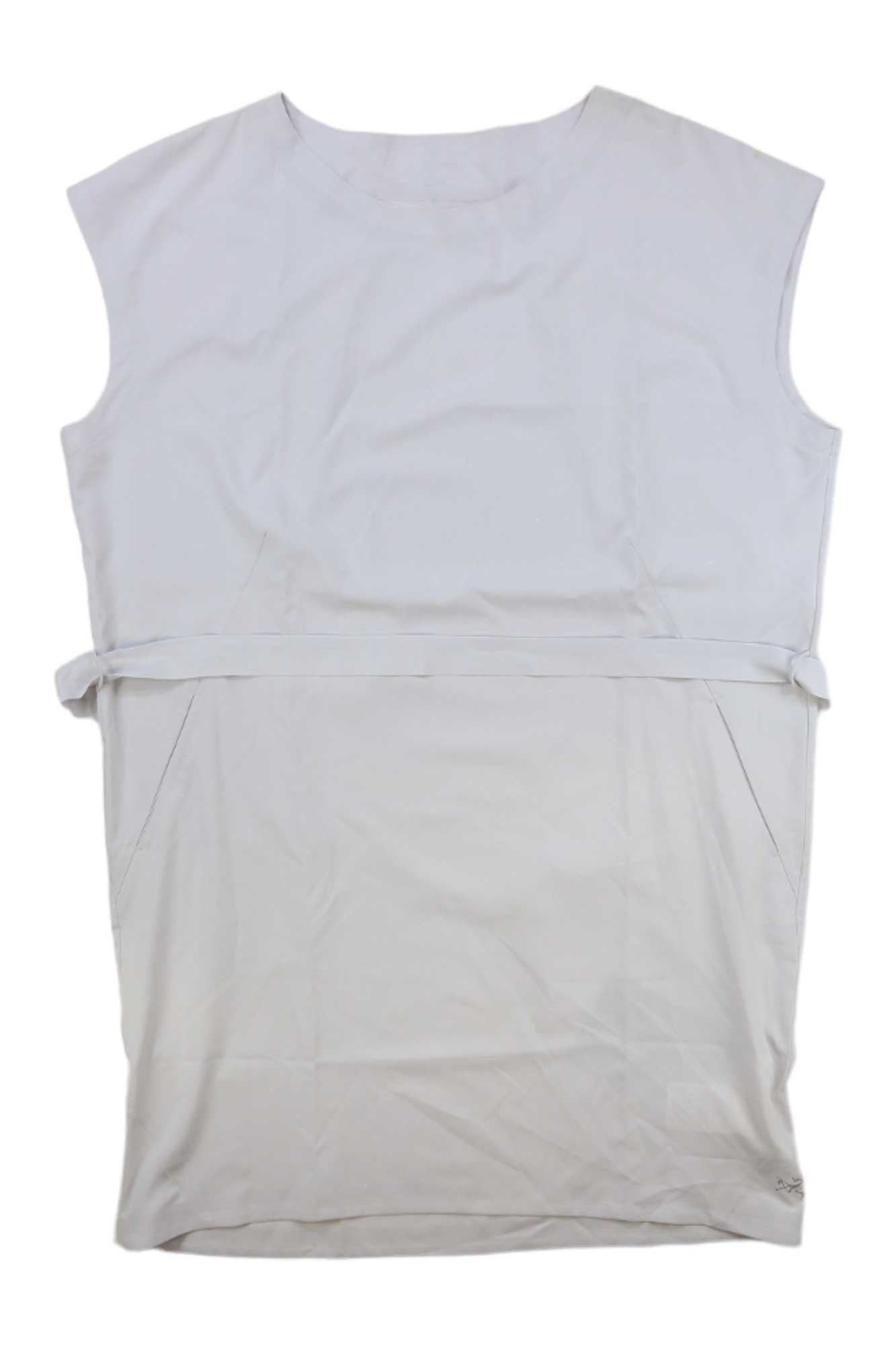 Sleeveless heather gray dress with round neck and tied waist seam