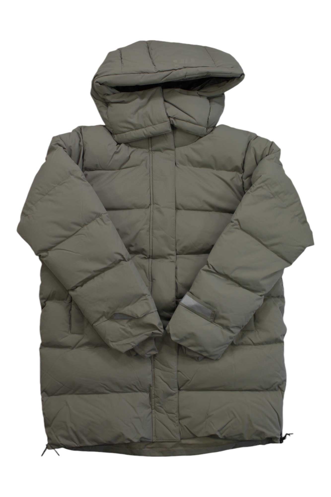 The Helly Hansen Womens Aspire Puffy Parka is an olive-green, hooded parka with horizontal quilting and long sleeves. Thick and insulated, it’s designed to keep you warm and comfortable in cold weather.